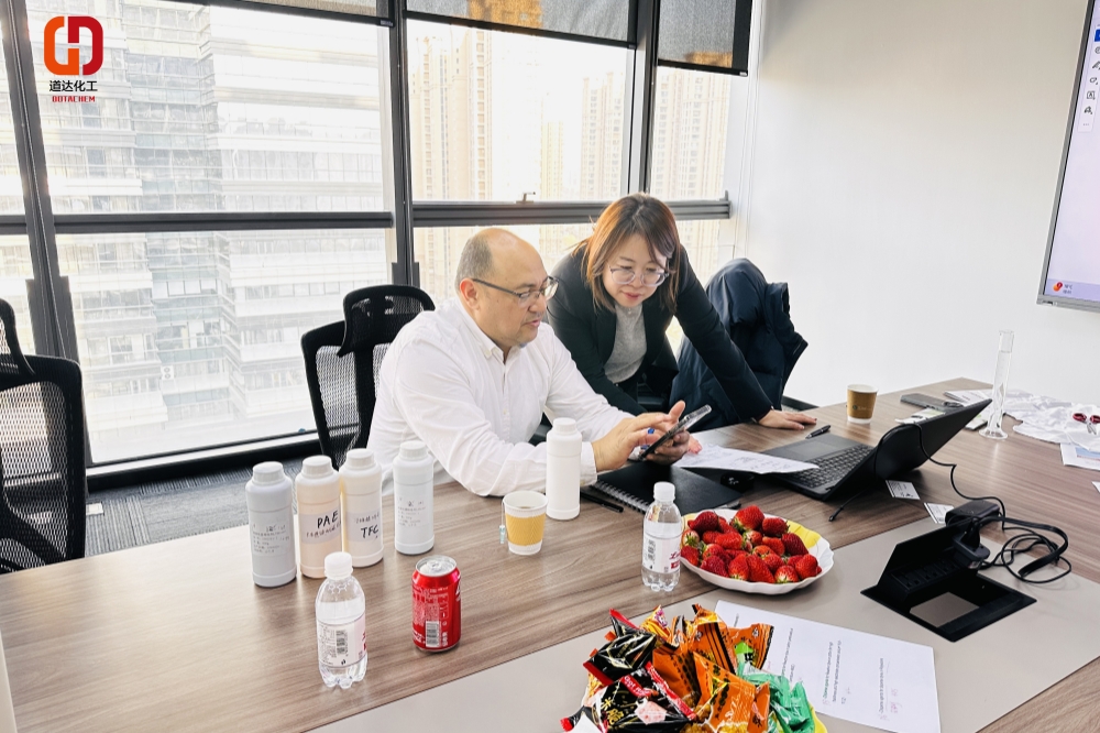 Dotachem da la bienvenida a clientes de la industria textil de Honduras para discusiones de productos y Tour de fábrica